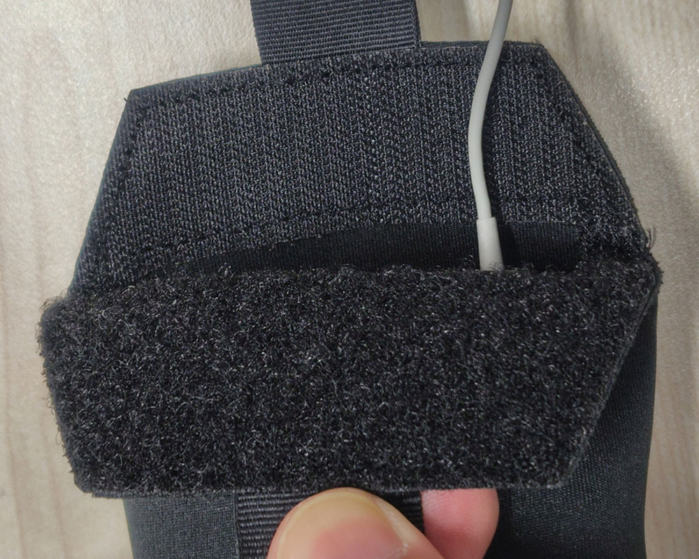 ポーチ上部の面ファスナー部分のアップ1