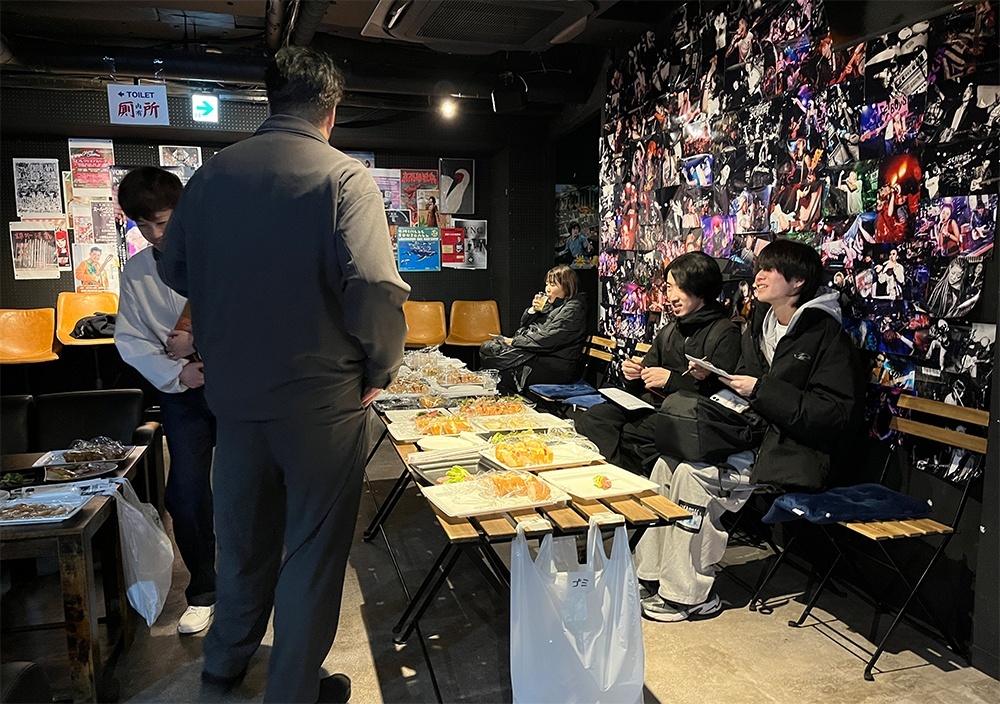 軽食を囲んでの交流