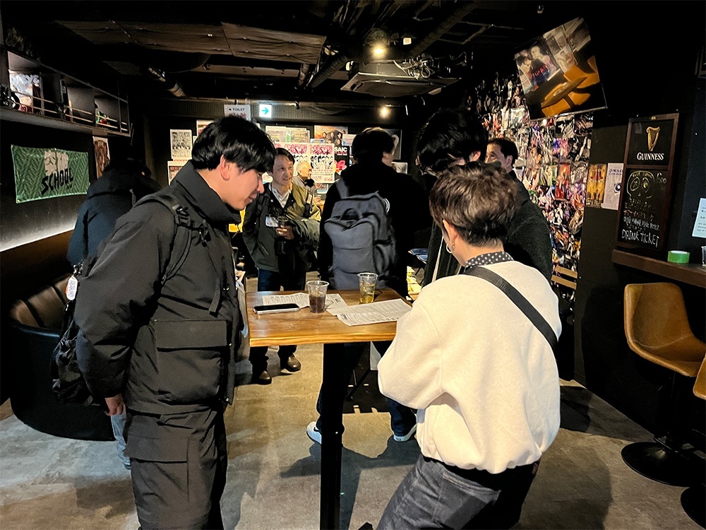 お酒を飲みながら交流