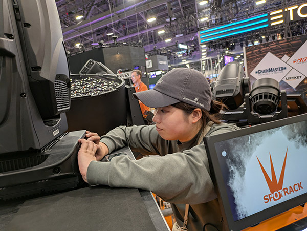 Spotrackのブース設営1